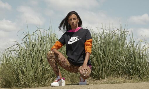 W NSW TEE ESSNTL ICON FUTUR BLACK/WHITE – Bild 6