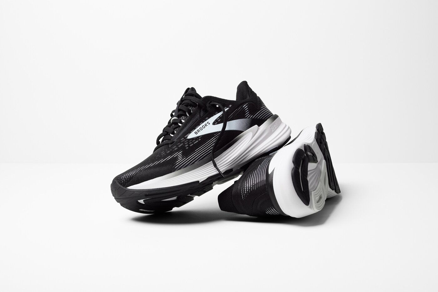 BROOKS - Revel 8 BLACK/GREY/WHITE – Bild 7