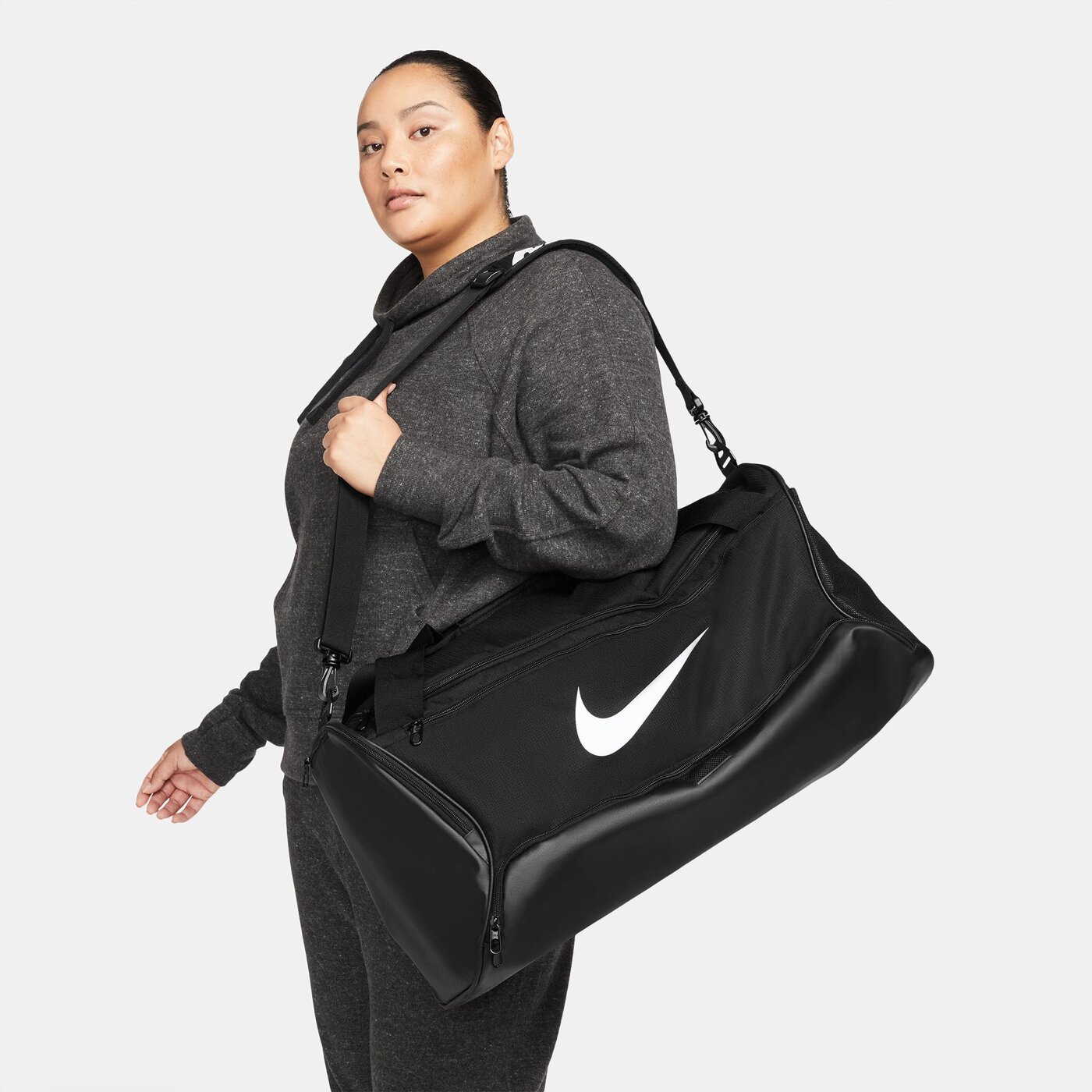 NIKE - NK BRSLA M DUFF - 9.5 (60L) BLACK/BLACK/WHITE – Bild 4