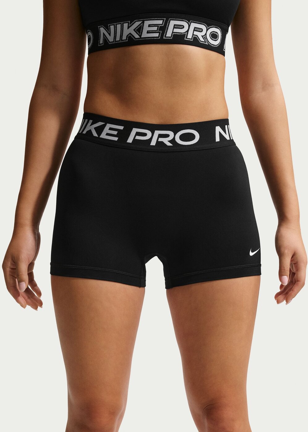 NIKE - W NP DF 365 MR 3IN SHORT USM BLACK/WHITE – Bild 3
